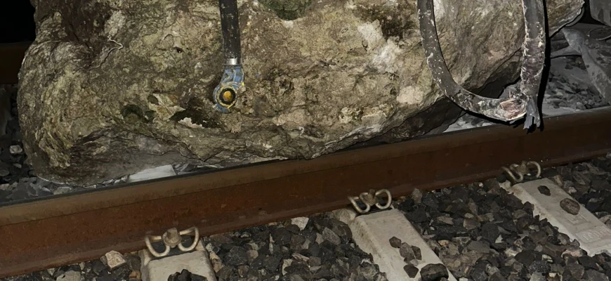 DÜŞEN KAYA TRENİ RAYDAN ÇIKARDI