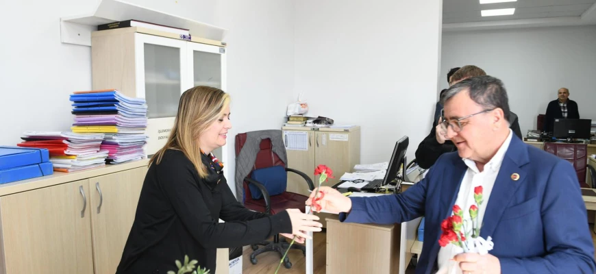 KADIN EMEĞİNE  KARANFİLLİ KUTLAMA